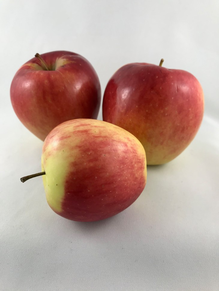 3 red apples
